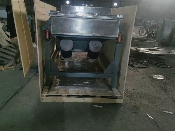 客户订制不锈钢直线筛加工完成开始包装发货