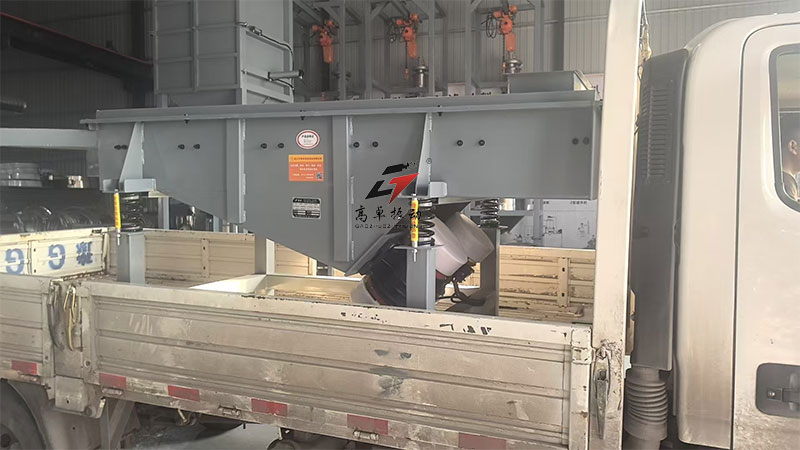 郑州客户定制的800*2500型直线振动筛今日发货