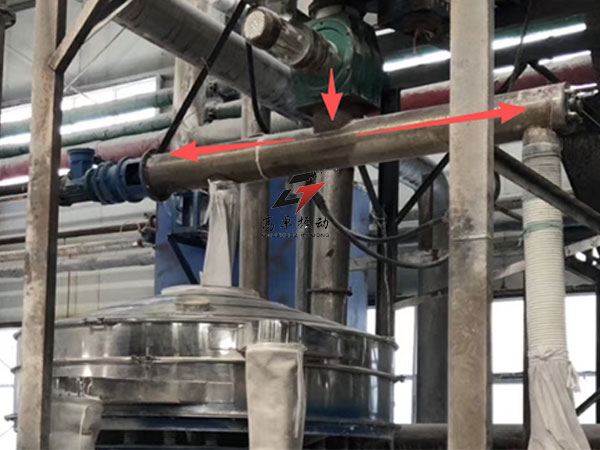 螺旋输送机中间下料两边出料是怎么实现的？‌