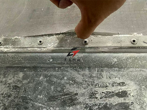 绞龙给料直线筛g25101401